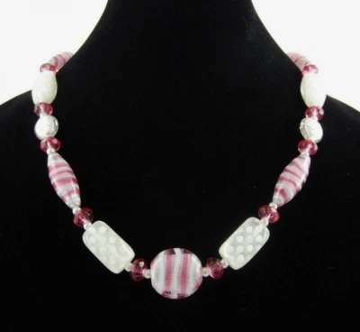 Collar de cuentas de vidrio artístico a rayas Navidad menta caramelo rojo blanco lunares lucite Foto 1 de 4