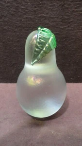 Opalisierendes Vintage Kunstglas Obst grüne Birne applizierter Blattstiel signiert & # - Bild 1 von 8