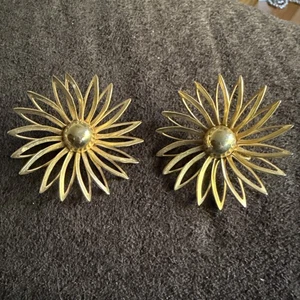 Large Sarah Coventry Gold Tone Clip On Daisy Flower Earrings - Picture 1 of 3