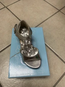 Zapatos de tacón de vestir con pedrería plateados talla 9 para niños nuevos en caja - Imagen 1 de 4