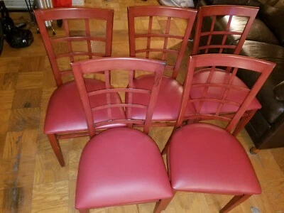 5 SILLAS DE COMEDOR CON RESPALDO DE VENTANA/METAL-CAOBA Acabado Grano Madera/ASIENTO ROJO/Tenía 2 Años. Foto 1 de 4
