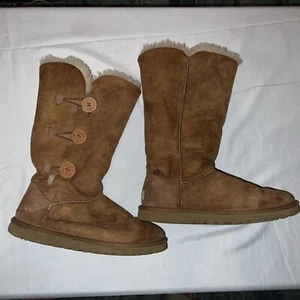 UGG Australia Bailey Button Triplet Chestnut Brown Suede Sheepskin Boots Size 9 - Bild 1 von 6