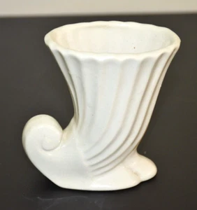 Vaso fioriera Cornucopia bianca ceramica artistica vintage 4" MCM Shawnee? - Foto 1 di 8