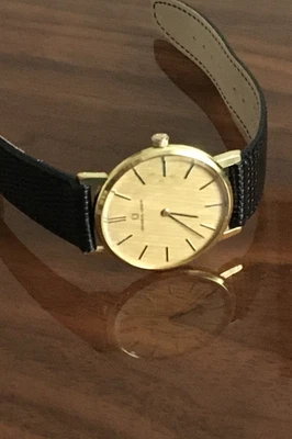 Vintage Universal Geneve dress watch Foto 1 de 4