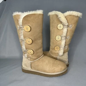 Damen 7 UGG Stiefel Bailey Button groß sand Lammfell Wildleder Wolle Boho Festival - Bild 1 von 20