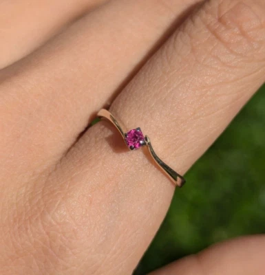Винтажное кольцо для обхода из желтого золота 9 карат с одним розовым рубином размер M / 6 - Изображение 1 из 4