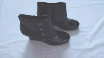 Botines de cuña usados en excelente estado con aerosoles Snowplum para mujer charol negro talla 9,5 M Foto 1 de 4