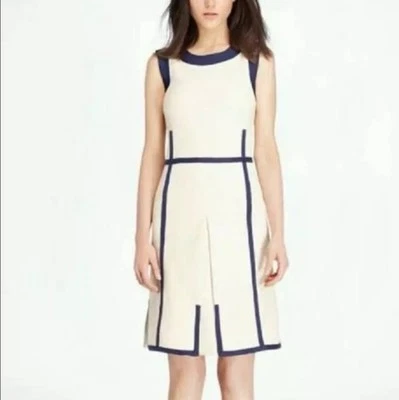 Vestido Tory Burch Addis sem mangas creme acabamento marinho plissado chute frontal tamanho pequeno em excelente estado usado - Imagem 1 de 4