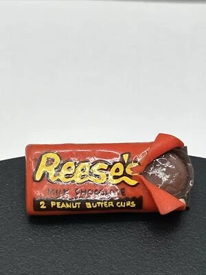 Prendedor de solapa vintage de tazas de mantequilla de maní Reese's stock #1 de HERSHEY'S Foto 1 de 4