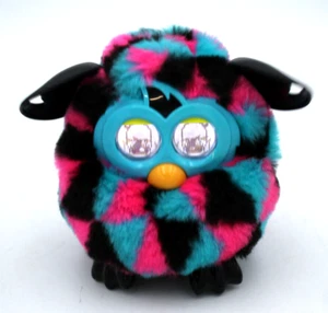 Hasbro Furby Boom 2012 triángulos negros rosa y azul funciona AOK vintage coleccionable - Imagen 1 de 7
