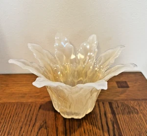 Art Glass Beige with White Ivory Color Accents Lotus Floral Vase Vintage - Picture 1 of 7