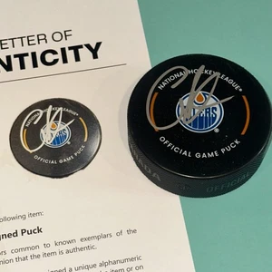CONNOR McDAVID firmato Edmonton OILERS disco ufficiale GIOCO con Beckett LOA (BAS) - Foto 1 di 5