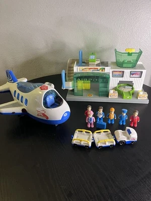 Fat Brain Toys Airport Terminal and Jet Plane Playset Everything Works Great - Image 1 of 4