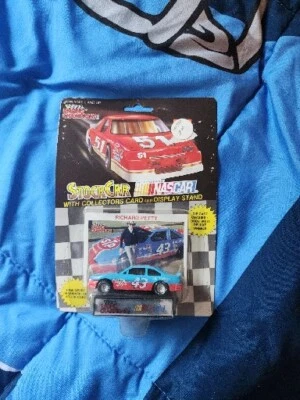 Coche diecast Richard Petty #43 escala 1:64 de Racing Champions Foto 1 de 3