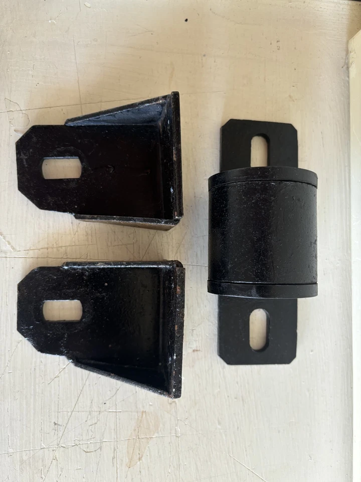 DETOMASO PANTERA 71-74 PARTS:       EARLY Z-F MOUNTS - Image 1 of 1