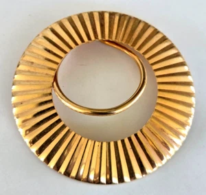 Vintage Wreath Stamped Grooves Gold Tone Wreath Circle Scarf Clip 1-3/4" - Picture 1 of 4