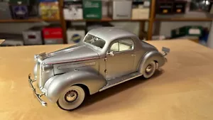 Pontiac Deluxe Signature 1:18 coche escala diecast - Imagen 1 de 5