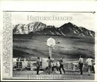 1974 Press Photo Pipeline construction workers play basketball at camp, Alaska