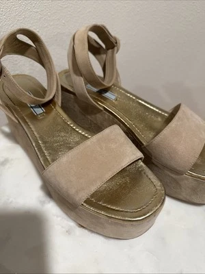 Zapatos para mujer Prada gamuza cuña con correa para el tobillo y plantilla dorada talla 41 Foto 1 de 4