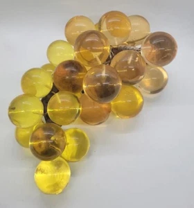 Racimo de uvas de mesa Lucite ámbar dorado grande MCM de colección en tallo de madera a la deriva - Imagen 1 de 17