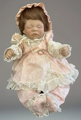 "Muñeco bebé dormido Lee Middleton First Moments 21"" 1983, vestido de rosa claro" Foto 1 de 4