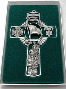 Schönes Zinnkreuz "Gott segne unsere Feuerwehrleute" Neu im Karton.  St. Florian - Bild 1 von 9