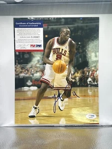 Foto autógrafa firmada por Luol Deng 8x10 PSA/ADN CERTIFICADO DE AUTENTICIDAD TOROS - Imagen 1 de 1