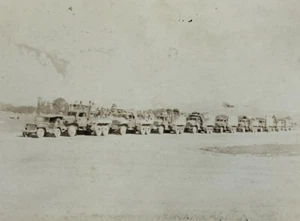 Konvoi von US Army Trucks geparkt auf der Straße s/w Foto 3,25 x 4,5 - Bild 1 von 3