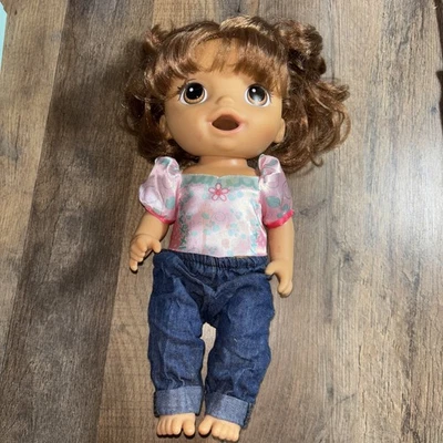 Baby Alive Super Snacks Snackin’ Shapes Baby Doll pelo castaño Hasbro Foto 1 de 4