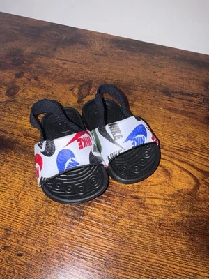 Nike Kawa niño pequeño 3C negro toboganes CW3360-010 Foto 1 de 4