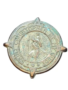 Medalla de San Cristóbal con puntos de brújula era años 40 aluminio recubierto en tono dorado 101/8" d - Imagen 1 de 5