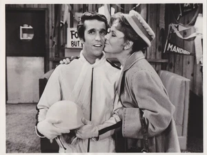 Foto de prensa 1975 actor Henry Winkler y Marion Ross estrella en el programa de televisión "Happy Days" - Imagen 1 de 2
