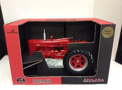 CASE IH 1/8 FARMALL 400 SIGNATURE SERIES SIGNED BY J ERTL TOY TRACTOR COLLECTOR - Image 1 of 4