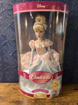 2004 DISNEY CINDERELLA PORCELAIN DOLL 16" NEW IN PACKAGE BRASS KEY KEEPSAKES - Image 1 of 4
