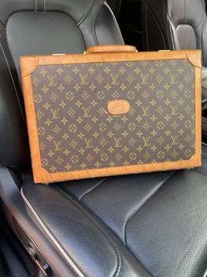 Maletín rígido vintage Louis Vuitton con decoración de monograma Foto 1 de 4