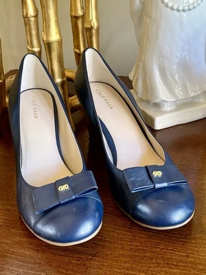 Zapatos de salón Cole Haan para mujer Adair con puntera de cuero con cuña sin cordones azul marino 8,5 Foto 1 de 4