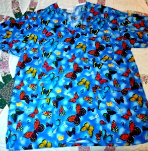 PEACHES SCRUBS TOP BUTTERFLIES DRAGON FLIES 3 POCKETS FRONT MEDICAL DENTAL SZ M - Picture 1 of 4