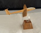 Modell Segelflugzeug aus Holz auf Sockel