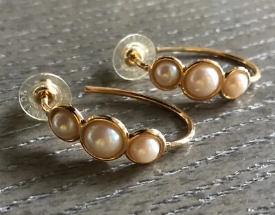 BRINCOS DE ARGOLA OBLONGA CABOCHÃO OURO E PÉROLA VINTAGE RARO NOVO NOS SARAH COVENTRY - Imagem 1 de 4