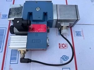 Gruppo valvola Moog 3 livelli D633-7407, D820-2002, D681Z4858A SERVOVALVOLA 24 V - Foto 1 di 20