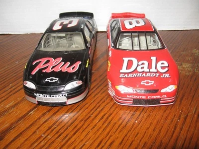 Par de autos diecast Dale Earnhardt uno de Sr y uno de Jr Foto 1 de 4