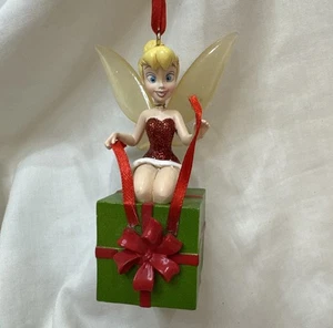 DISNEY Store Weihnachtsschmuck "Tinkerbell Wrapping A Present" - Vintage - Bild 1 von 6