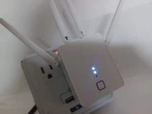 WiFi Extender 1200 Mbit/s Dual Band (2,4 GHz & 5 GHz) deckt bis zu 10.000 Quadratfuß ab - Bild 1 von 12
