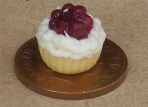 Souffle de cereza oscura escala 1:12 en un postre casa de muñecas Ramekin Tumdee G - Imagen 1 de 3