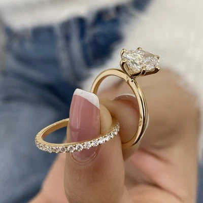 Anillo ovalado de diamantes certificado IGI 2 quilates E VS1 creado en laboratorio conjunto de bandas de oro amarillo de 18 quilates Foto 1 de 4