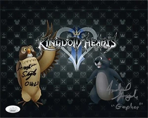 Foto 8x10 firmada a mano "KINGDOM HEARTS 2" ANDRE STOJKA & MICHAEL GOUGH (CERTIFICADO DE AUTENTICIDAD JSA) - Imagen 1 de 1