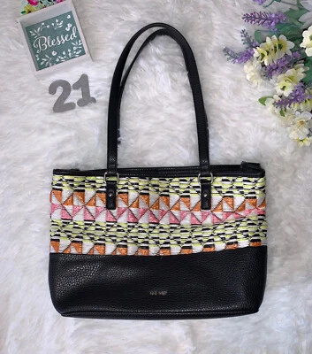 "Bolso de hombro Nine West de cuero negro grande diseño colorido 14"" de ancho 9"" de alto" Foto 1 de 4