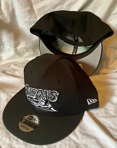 CAPPELLO/CAPPELLO AUTENTICO BUFFALO BISONS MiLB NEW ERA 9FIFTY BLK/WHI SNAPBACK OSFM NUOVO CON ETICHETTE - Foto 1 di 5