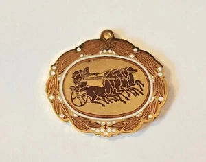 Vintage 1970er "NOS" CLOISART römische Pferde Wagen Emaille Anhänger - Bild 1 von 4