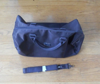 Bolso de viaje de gimnasio Hugo Boss Perfumes marrón 18" sin usar Foto 1 de 4
